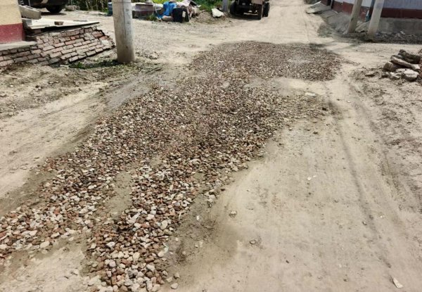 通州西黃垡村施工破路遲遲不回復，一下雨村說念就成爛泥坑